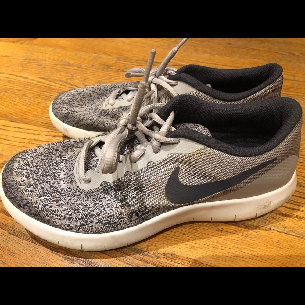 Nike size 6 youth grey running sneakers 👟  shoes